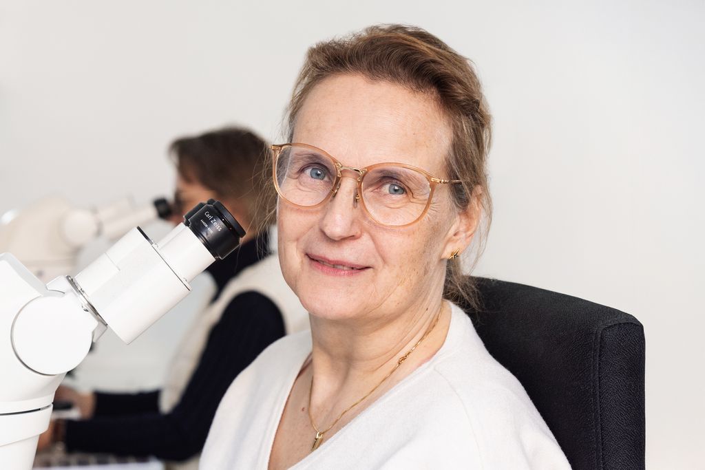 Jutta Brans am Mikroskop, im Hintergrund eine Kollegin am zweiten Mikroskop