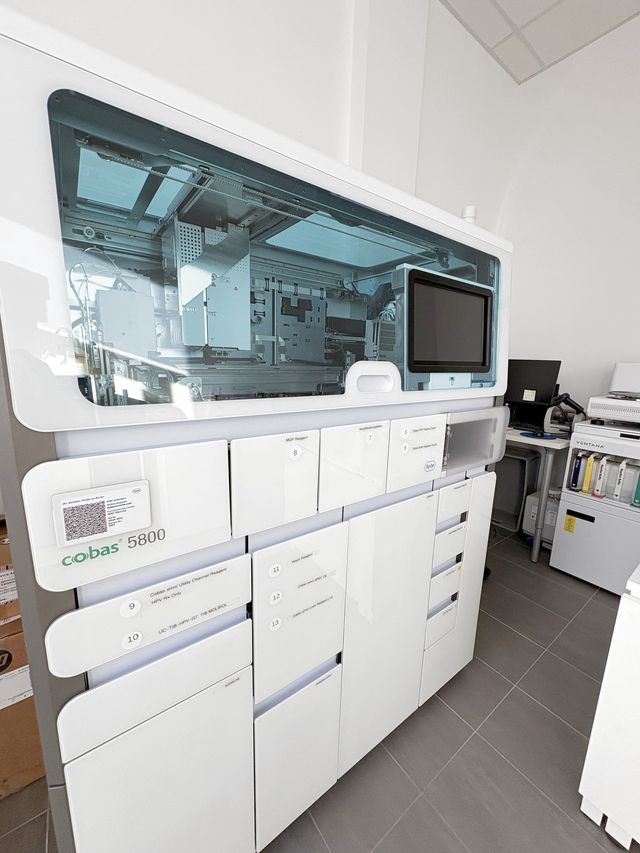 Das HPV-Testgerät Roche cobas 5800 in unserem Labor