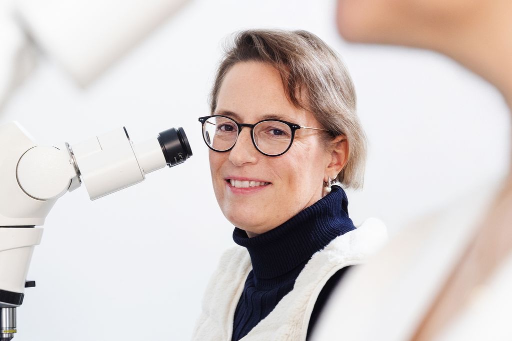 Jutta Erdhütter am Mikroskop