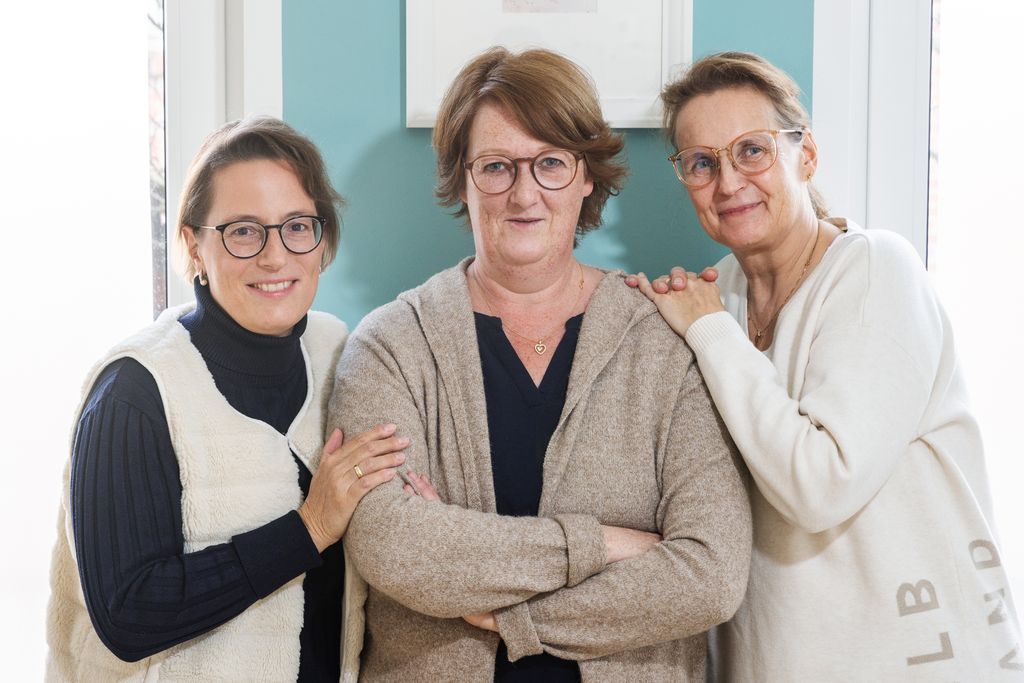 Jutta Erdhütter, Simone Keuthage und Jutta Brans vor einer türkisfarbenen Wand im Labor